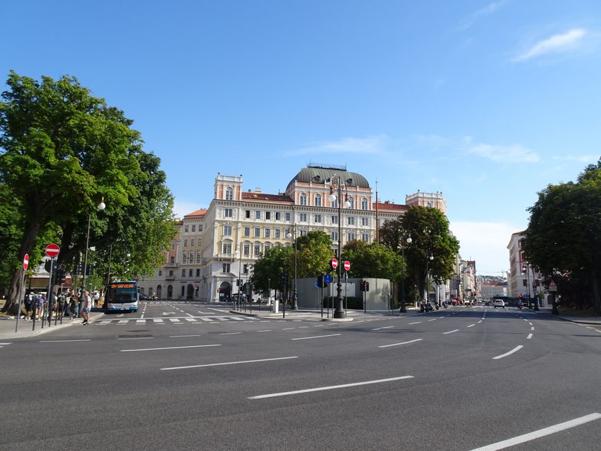 Ulica s povijesnom arhitekturom, simbol dugogodišnje tradicije financijskog poslovanja na Kvarneru